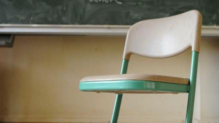 Ein Stuhl in einem Klassenzimmer in Hannover. Das dortige Gericht hat im Fall zweier Schüler entschieden. Dem Klassenkameraden muss ein Schmerzensgeld gezahlt werden. Ein Mitschüler hatte ihm den Stuhl weggezogen. 