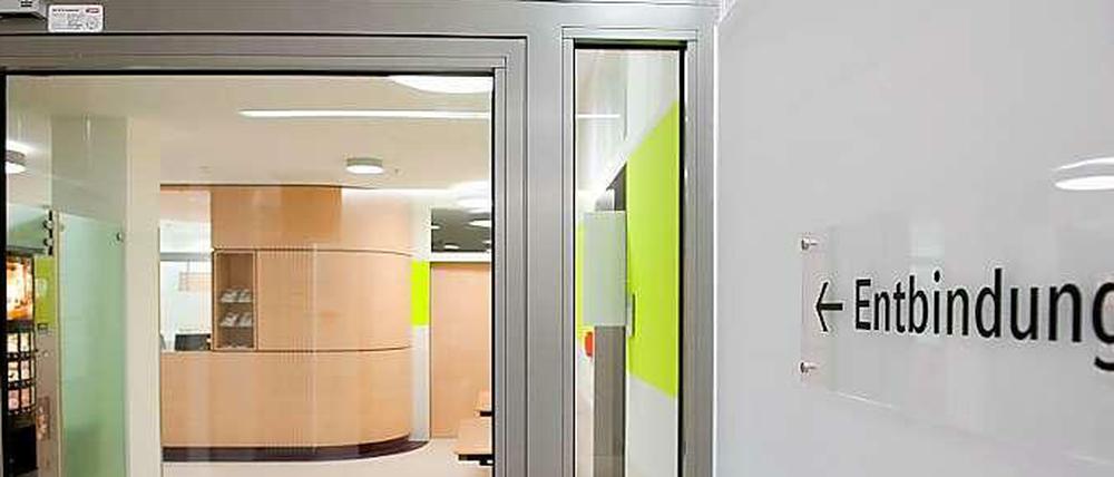 Der Eingang zum Entbindungsbereich des Klinikum Großhadern in München (Bayern).