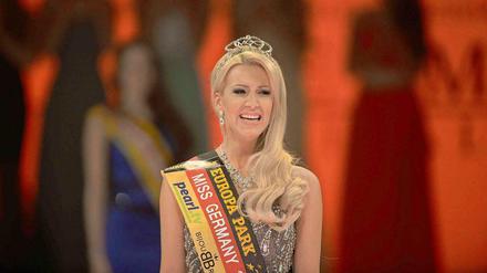 Die "Miss Germany 2014" Vivien Konca steht am 08.02.2014 im Europa-Park in Rust (Baden-Württemberg) auf der Bühne. 