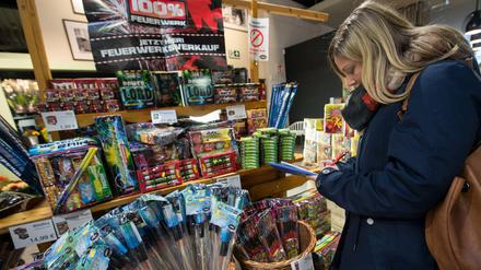 Nadine Mayer vom Gewerbeaufsichtsamt im Landkreis Göppingen kontrolliert in einem Supermarkt ein Verkaufsdisplay für Feuerwerkskörper.
