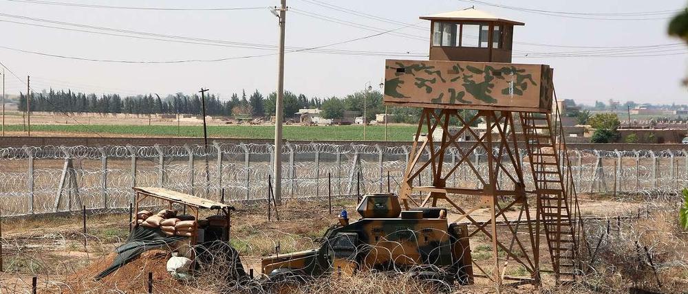 Türkische Militärfahrzeuge in der Nähe der türkisch-syrischen Grenze. Die Lage spitzt sich zu.
