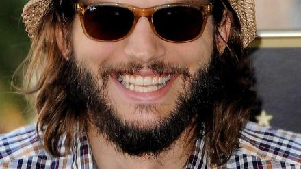 Bart und Holzfällerhemd. Ashton Kutcher.