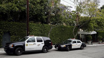 Polizeiwagen der Polizei von Los Angeles vor dem Sunset Marquis Hotel. Hier wurde Dennis Sheehan, der langjährige Tourmanager der Band U2, in seinem Hotelzimmer tot aufgefunden. 