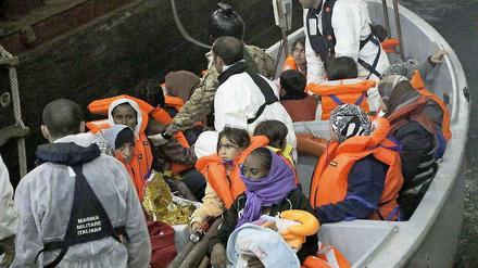 Ein Rettungsboot bringt afrikanische Flüchtlinge am Freitagmorgen auf die italienische Insel Lampedusa.