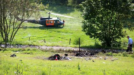 Trümmerteile auf einer Wiese bei Elpe: Nach dem Zusammenjet mit einem Kampfjet der Luftwaffe ist im Sauerland ein Kleinflugzeug abgestürzt. 