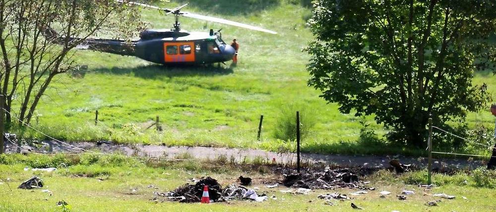 Trümmerteile auf einer Wiese bei Elpe: Nach dem Zusammenjet mit einem Kampfjet der Luftwaffe ist im Sauerland ein Kleinflugzeug abgestürzt. 