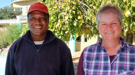 Caroline Rust (r) und Manager Fanie Hawanga, aufgenommen am 27.05.2015 vor dem Hauptgebäude der Sonnleiten-Anlage bei Windhuk in Namibia. Hinter den Bismarckbergen liegt am Südwestzipfel Afrikas für manche deutsche Rentner das Paradies. Die frühere Rinderfarm Sonnleiten in Namibia ist eine kleine deutsche Oase.