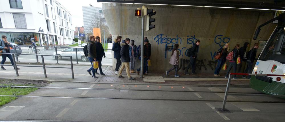 Die Ampel steht auf Rot. In Augsburg können das jetzt auch Smartphone-Nutzer erkennen, die auf den Boden starren.