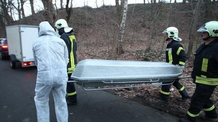 Feuerwehrmänner und Kriminaltechniker bergen am 07.03.2016 in Bad Schmiedeberg (Sachsen-Anhalt) die Leiche eines 13-Jährigen. Der 13-Jährige war seit Sonntagabend vermisst worden.