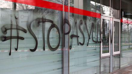 #stopasyllaw wurde in der Nacht zu Freitag an die Scheiben im Erdgeschoss vom Gebäude der Ausländerbehörde in Leipzig gesprayt. 