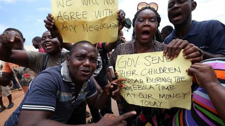 Menschen in Liberia bei einer Demonstration am 01. Juli 2015. Das Land galt zunächst als frei von Ebola. Doch nachdem ein weiterer Todesfall bekannt geworden ist, befürchtet man einen erneuten Ausbruch der Seuche. 