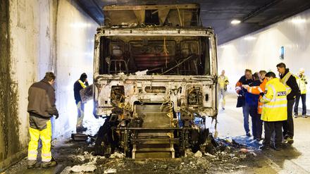 Ein ausgebrannter Sattelschlepper steht am Dienstag im Elbtunnel in Hamburg. Kurz vor Beginn des Berufsverkehrs war der Lastwagen in Flammen aufgegangen.