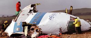 Polizisten und Ermittler untersuchen die Überreste des Flugdecks des abgestürzten Flugzeugs der amerikanischen Fluglinie Pan American (Archivbild).