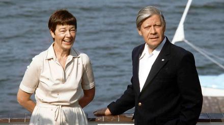 Helmut Schmidt und seine Frau Hannelore, genannt Loki, im August 1982 am Brahmsee in Schleswig-Holstein. In seinem neuen Buch gesteht der damalige Bundeskanzler, seine Loki betrogen zu haben.