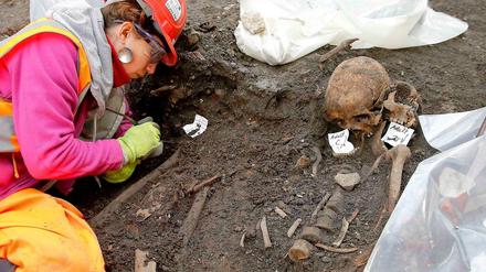 London: Eine Archäologin legt Skelette frei. Mitten in der Hauptstadt von England ist ein Friedhof aus der Zeit der Pest gefunden worden. 