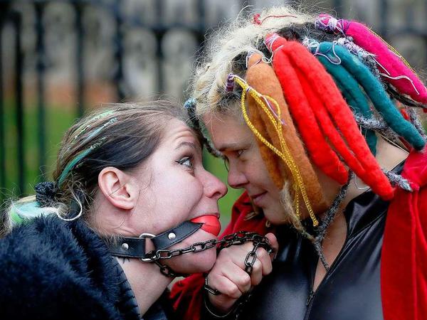 Zwei Demonstrantinnen in London demonstrieren gegen das Verbot von Gewalt in Pornofilmen.