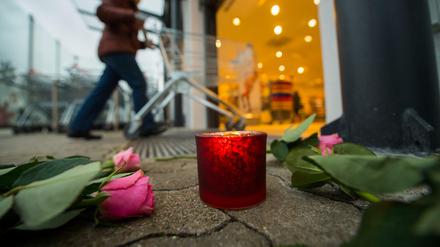 Vor dem Drogeriemarkt in Kandel (Rheinland-Pfalz) haben Menschen Blumen abgelegt, nachdem eine 15-Jährige erstochen wurde. 
