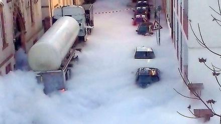 Kohlenstoffdioxid tritt am Dienstag aus einem Lastwagen in Mainz. 