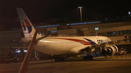 Eine Maschine von Malaysia-Airlines mit der Flugnummer MH148 steht am Freitag nach einer Notlandung am Tullamarine Airport in Melbourne, Australien. Der Bordcomputer hatte ein Feuer im Triebwerk gemeldet. 