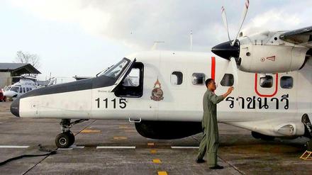 Ein thailändischer Offizier prüft ein Flugzeug vor der Suche nach der verschwundenen Boeing.