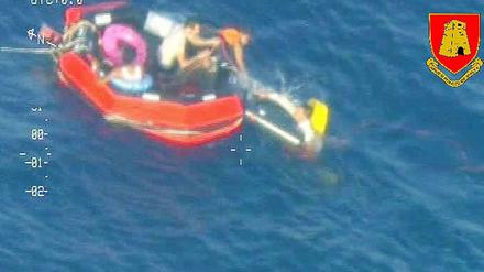 Bildaufnahmen der maltesischen Marine zeigen Rettungsarbeiten in der Nähe des verunglückten Bootes. 