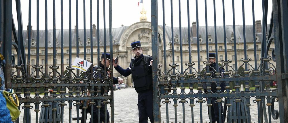 Polizisten vor dem Invalidendom in Paris.