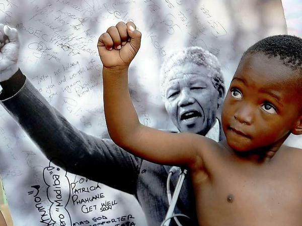 Weil die Zukunft aus der Vergangenheit kommt. Ein junger Südafrikaner posiert in Pretoria vor einem Foto von Nelson Mandela.