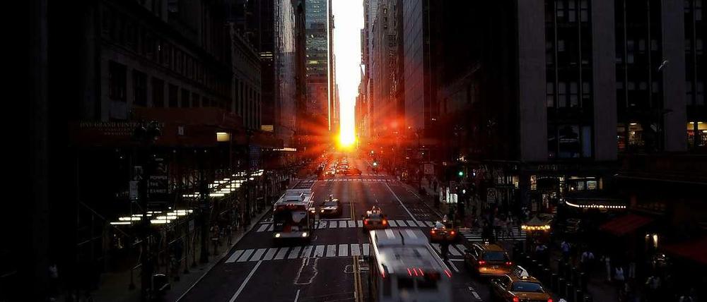 Manhattanhenge - wenn die Sonne in Manhattan zwischen den Häuserschluchten untergeht.