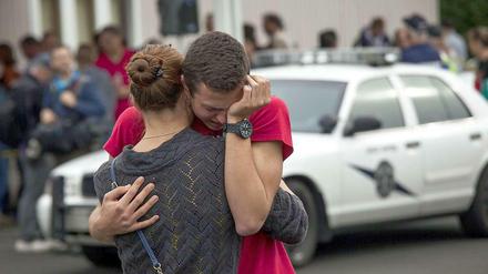 Ein Schüler der High School in Marysville umarmt eine Angehörige. 