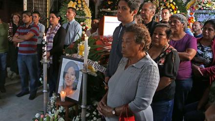 Verwandte und Freunde besuchen die Beerdigung der ermordeten mexikanischen Bürgermeisterin Gisela Mota. 