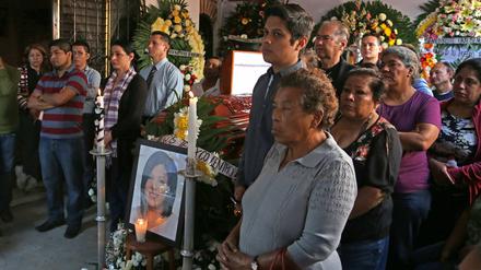 Angehörige und Freunde auf der Beerdigung der ermordeten Bürgermeisterin Temixco Gisela Mota am 3. Januar 2016. 