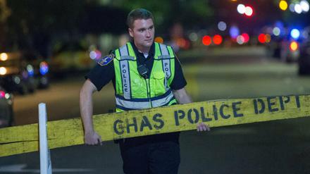 Ein Polizist sperrt den Tatort der Schießerei in Charleston ab.
