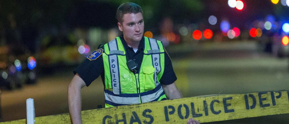 Ein Polizist sperrt den Tatort der Schießerei in Charleston ab.