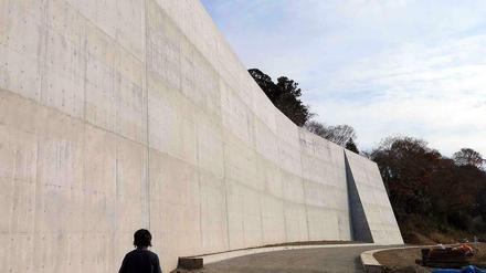 Eine Mauer an der Küste der Stadt Ofunato in der Provinz Iwate in Japan. Das Bauwerk soll die Bewohner vor Flutwellen schützen.