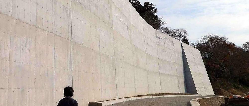 Eine Mauer an der Küste der Stadt Ofunato in der Provinz Iwate in Japan. Das Bauwerk soll die Bewohner vor Flutwellen schützen.