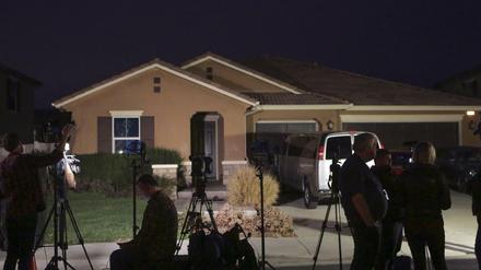 Pressevertreter warten vor dem Haus in Kalifornien, wo Polizisten gerade die Eltern der unterernährten Kinder festnehmen.