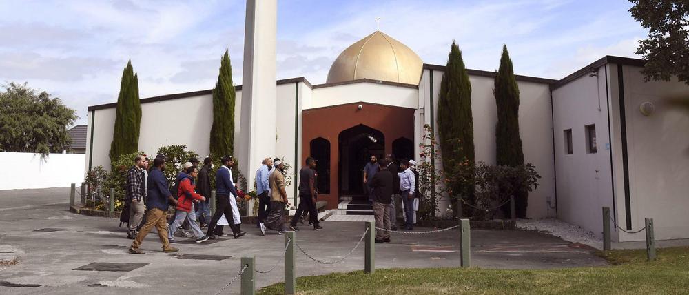Gläubige betreten zum ersten Mal seit dem Anschlag in Christchurch die Al-Noor-Moschee. 