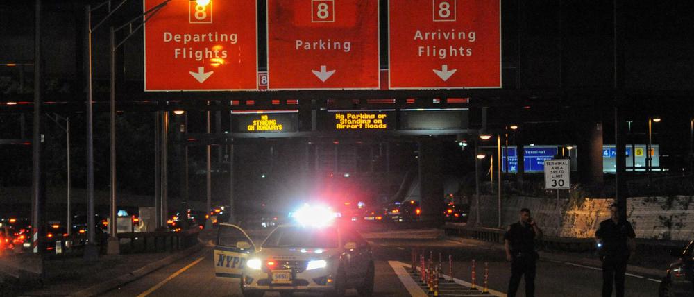 Ein Wagen der New Yorker Polizei blockiert die Zufahrt zum Terminal 8.
