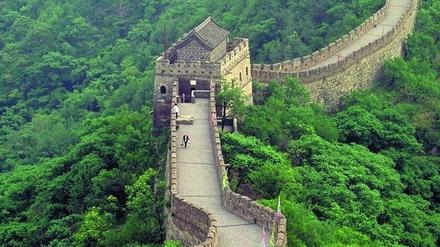 Blick entlang der großen chinesischen Mauer, hier unversehrt. Doch die Mauer bekommt immer mehr Lücken. 