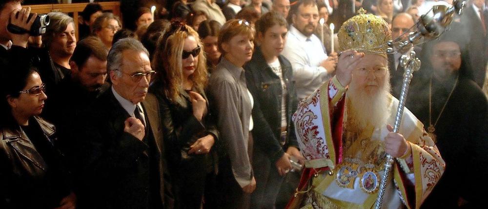 Orthodoxe Christen feiern einen Gottesdienst. Für Maria-Himmelfahrt am Sonntag hoffen die Teilnehmer auf eine ruhige Messe. 