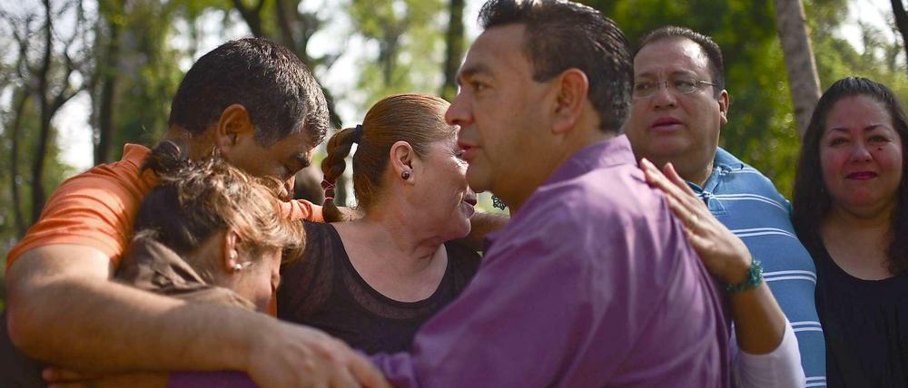 Nach einem schweren Erdbeben spenden diese Menschen in Mexiko City einander Trost.