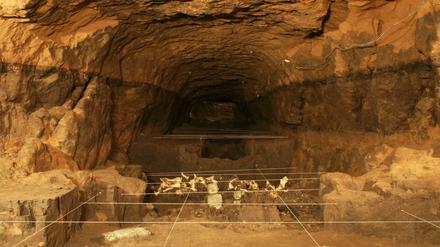 138 Meter lang ist der Tunnel, der 18 Meter unter der Erde liegt. In ihm wurden mehr als 50 000 Objekte gefunden. 