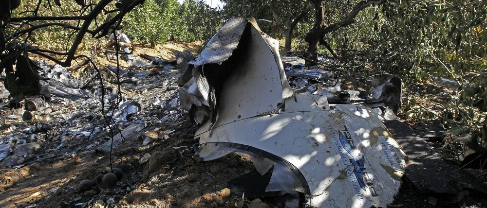 Die Überreste des notgelandeten Leichtflugzeugs auf den Flughafen von Sevilla. Der Pilot war bereits während des Flugs gestorben, die Frau hatte die Notlandung vorgenommen und überlegte schwer verletzt. 