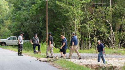 Helfer in South Carolina suchen die Todesopfer eines Kleinflugzeugs, das am Dienstag mit einem US-Kampfjet zusammengestoßen war. 