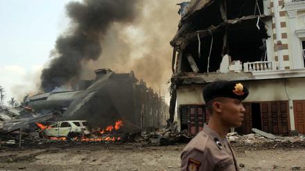 Auf der indonesischen Insel Sumatra ist eine Militärmaschine in ein Wohngebiet gestürzt. 