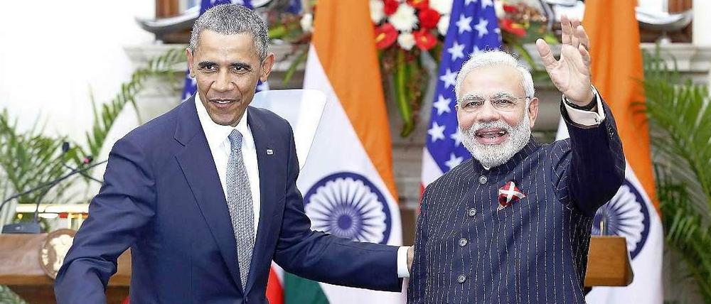 US-Präsident Barack Obama (l) bei seinem Staatsbesuch in Indien mit Ministerpräsident Narenda Modi im Januar in Neu-Delhi. Nicht zu erkennen: Der Nadelstreifenanzug von Modi ist mit dessen Namen bestickt. 