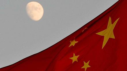 Chinesische Flagge und Mond. 