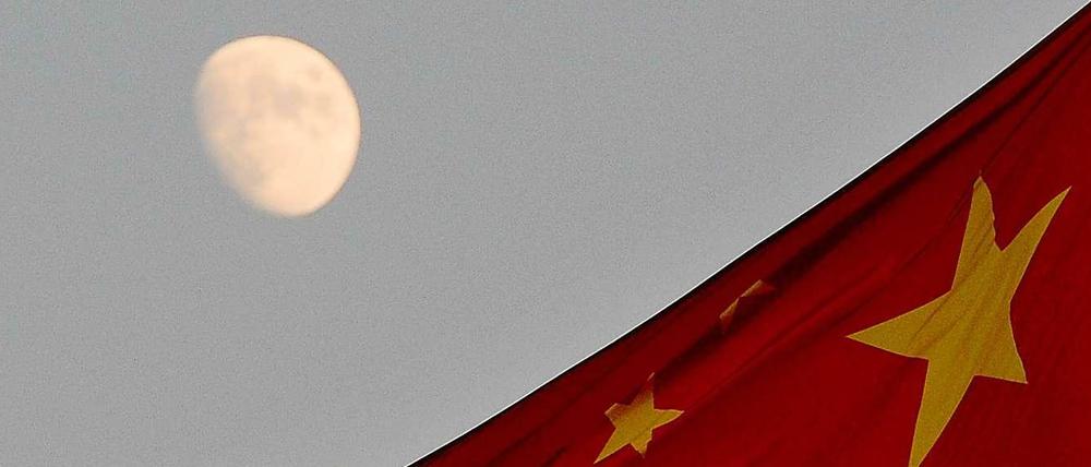 Chinesische Flagge und Mond. 