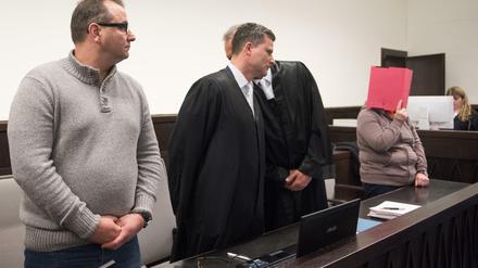 Die Angeklagten Wilfried W.(l) und Angelika W. (r, mit Aktenordner vor dem Gesicht) stehen in Paderborn vor Gericht. 