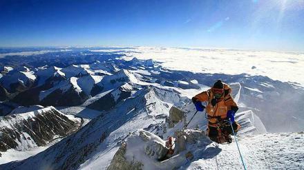 Der Mount Everest ist mit 8848 m der höchste Berg der Erde. Jedes Jahr wagen hunderte Menschen den gefährlichen Aufstieg.